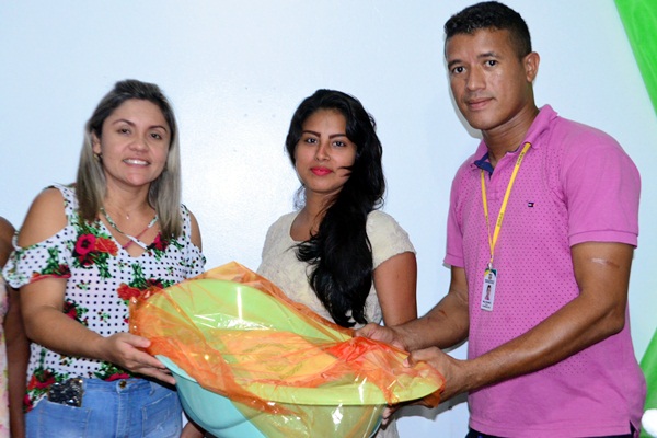 Gestantes recebem kits para bebês